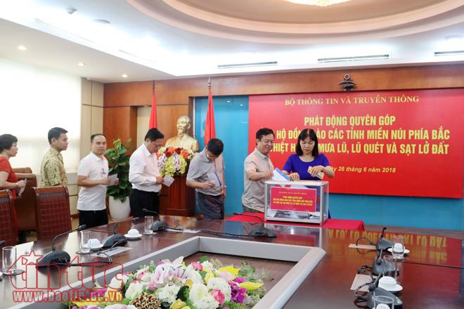 Bộ TT&TT quyên góp ủng hộ đồng bào bị mưa lũ ở miền núi phía Bắc ảnh 3